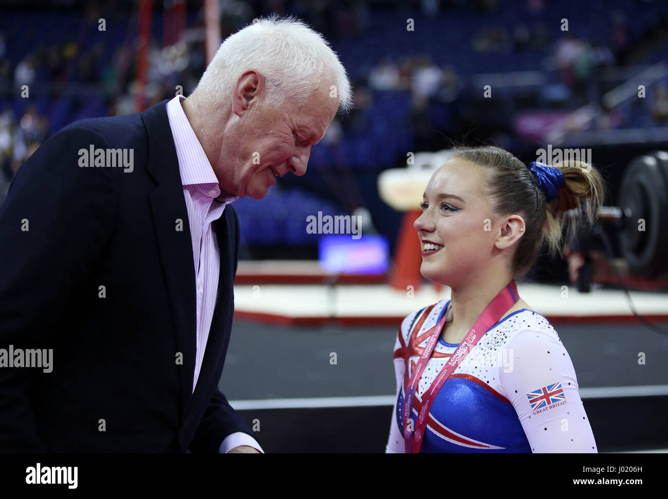 Barry Herne Vorstandsvorsitzender Matchroom Sport spricht mit Großbritanniens Amy Perez nach den Frauen Wettbewerb während der World Cup Gymnastik in The O2, London. Stockfoto