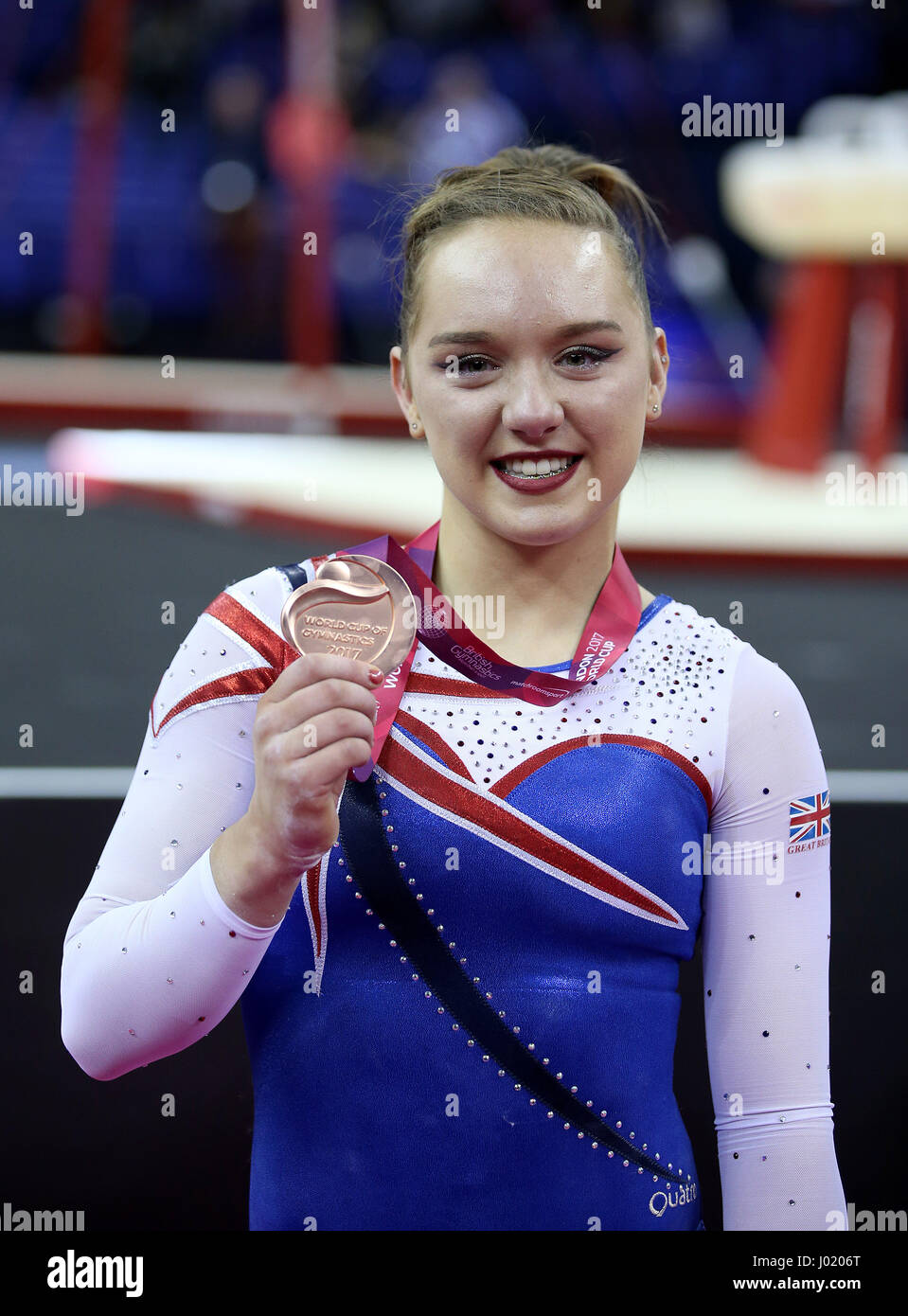 Großbritanniens Amy Perez mit ihrer Brozes-Medaille nach der Frauen Konkurrenz während der World Cup Gymnastik in The O2, London. Stockfoto