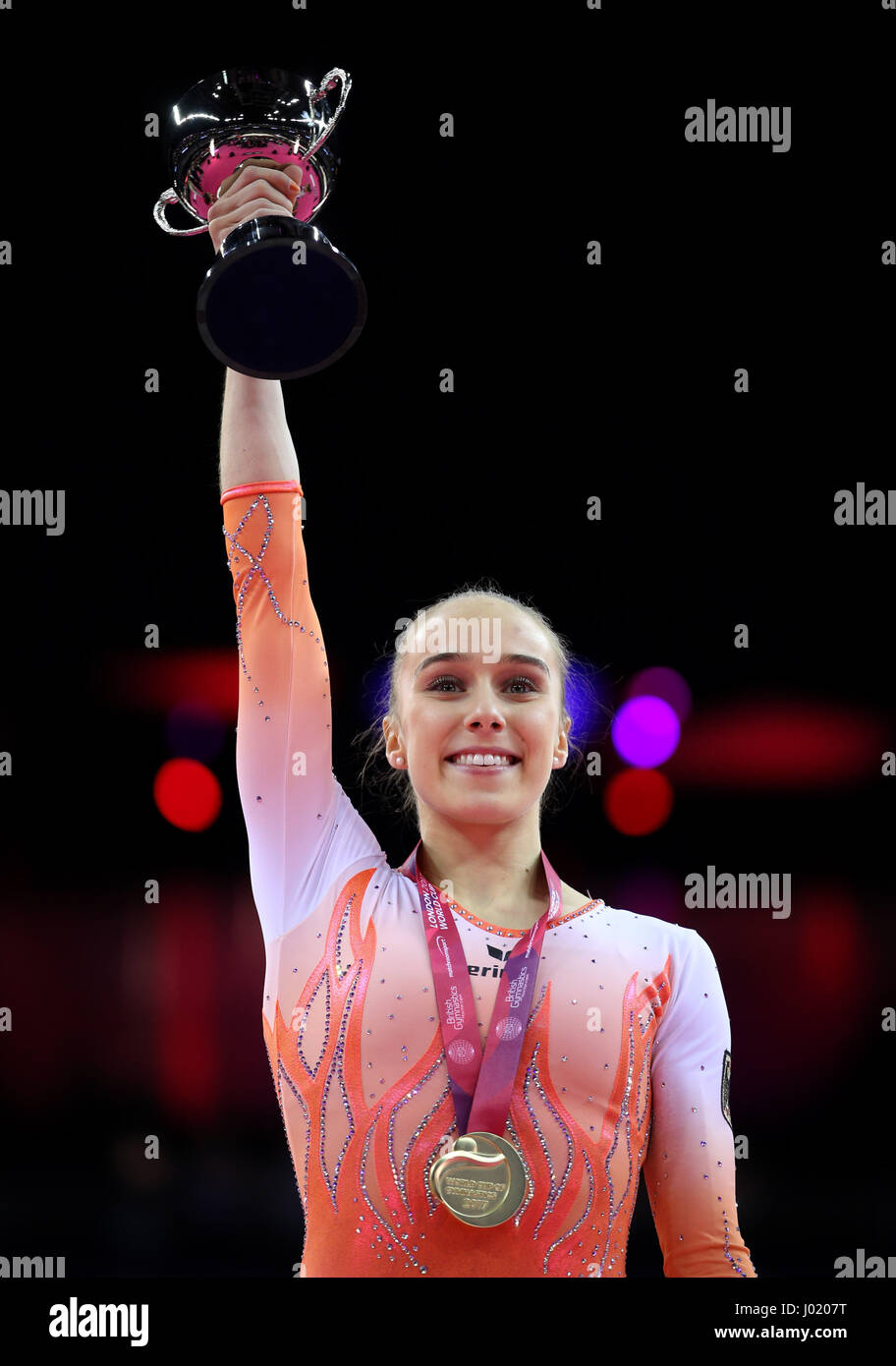 Deutschlands Tabea Alt feiert Sieg der Frauen-Wettbewerb während der World Cup Gymnastik in The O2, London. Stockfoto