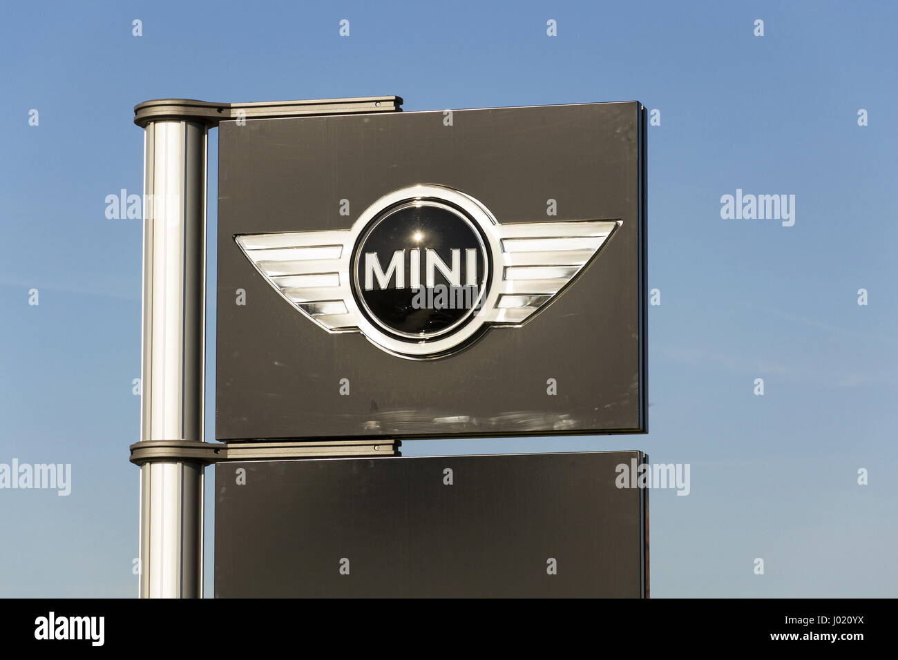 Prag, Tschechische Republik - 31.März: Mini Automobil Marque Logo vor Autohaus aufbauend auf 31. März 2017 in Prag, Tschechien. Stockfoto