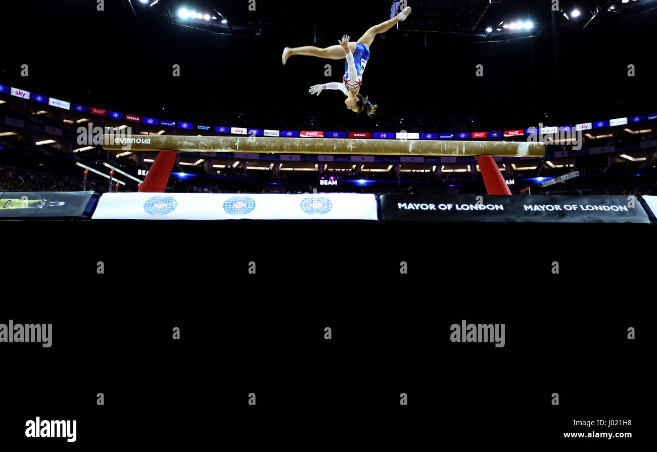 Großbritanniens Amy Tinkler auf dem Balken während der World Cup Gymnastik in The O2, London. Stockfoto