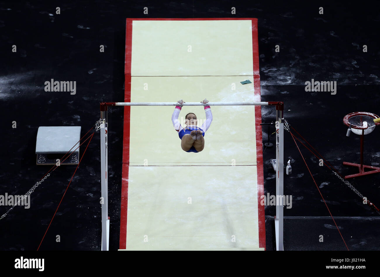 Großbritanniens Amy Tinkler am Stufenbarren beim World Cup der Gymnastik in The O2, London. Stockfoto