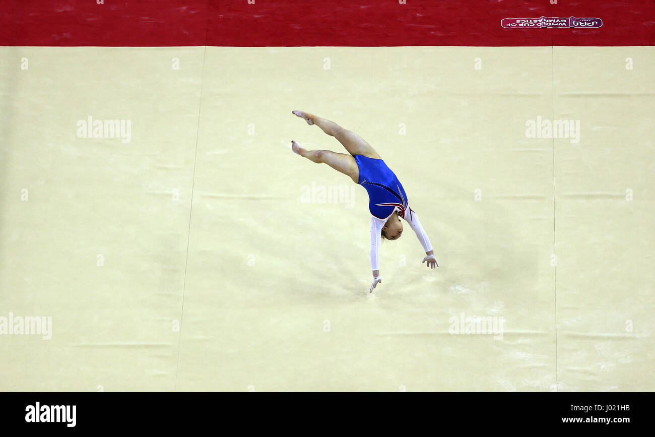 Großbritanniens Amy Tinkler auf dem Boden während der World Cup Gymnastik in The O2, London. Stockfoto