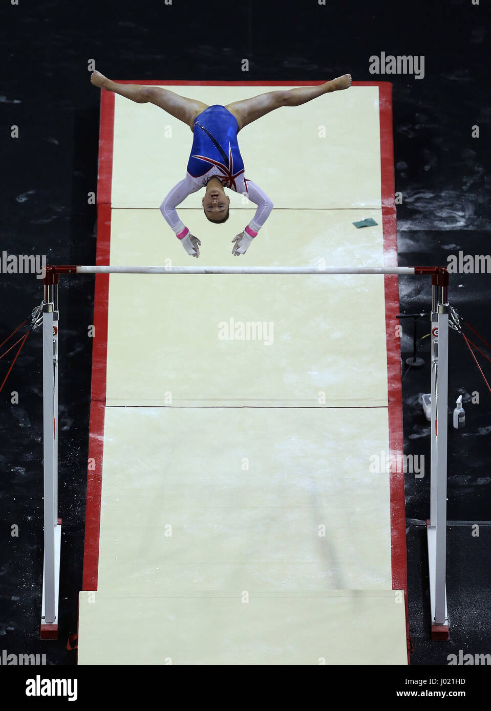 Großbritanniens Amy am Stufenbarren während der WM der Gymnastik in der O2 London Tinkler. Stockfoto