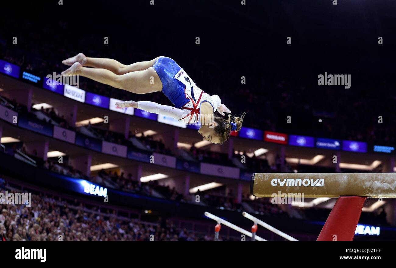 Großbritanniens Amy Tinkler auf dem Balken während der World Cup Gymnastik in The O2, London. Stockfoto