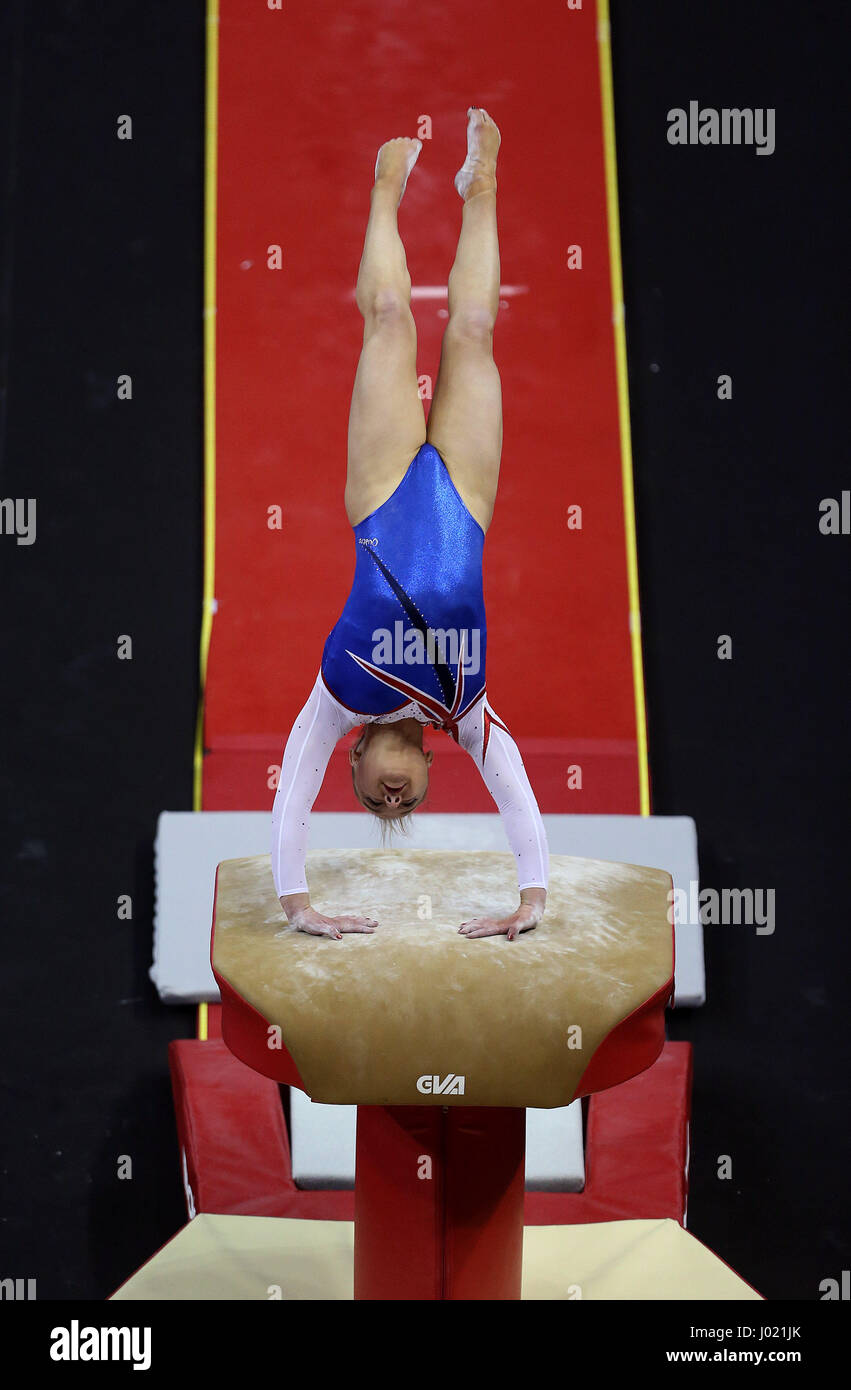Großbritanniens Amy Tinkler auf dem Gewölbe während der World Cup Gymnastik in The O2, London. Stockfoto