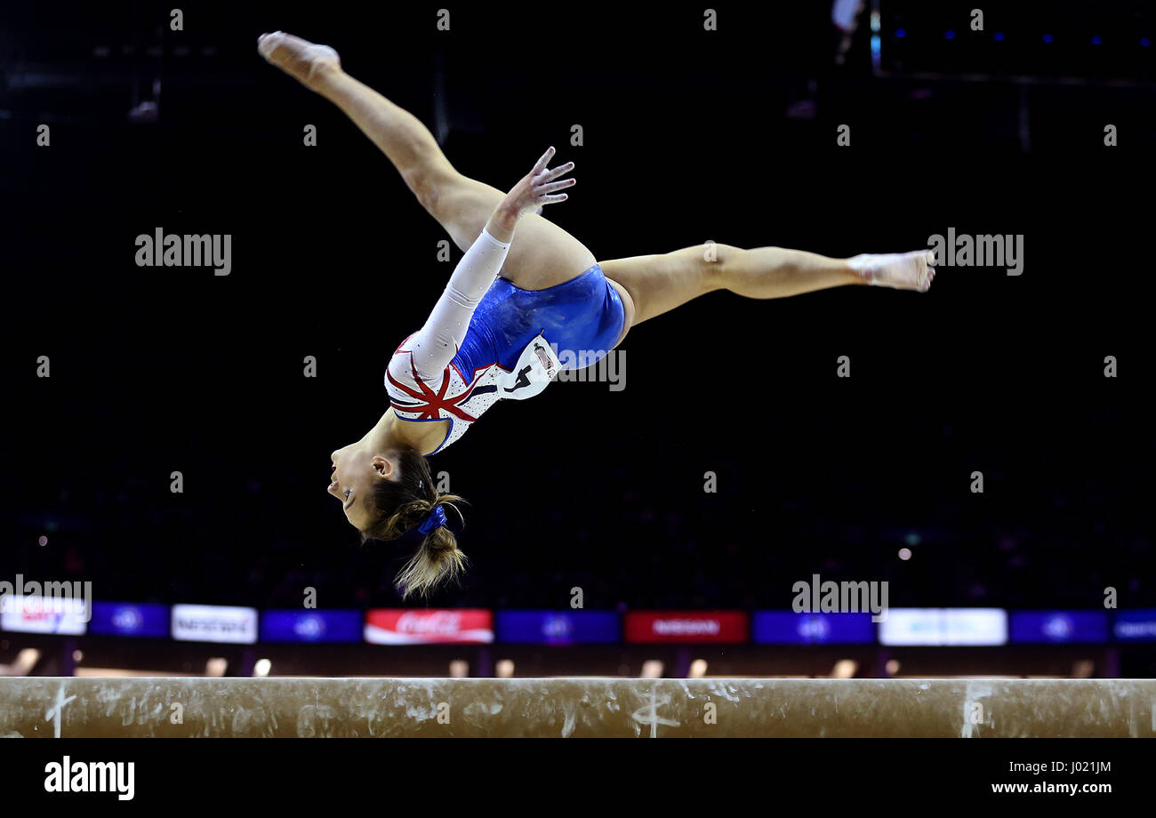 Großbritanniens Amy Tinkler auf dem Balken während der World Cup Gymnastik in The O2, London. Stockfoto