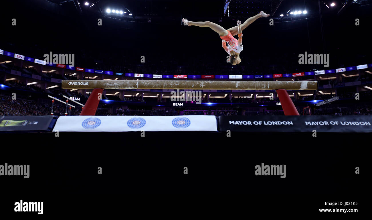 Deutschlands Tabea Alt auf dem Balken während der WM der Gymnastik in der O2 London. Stockfoto