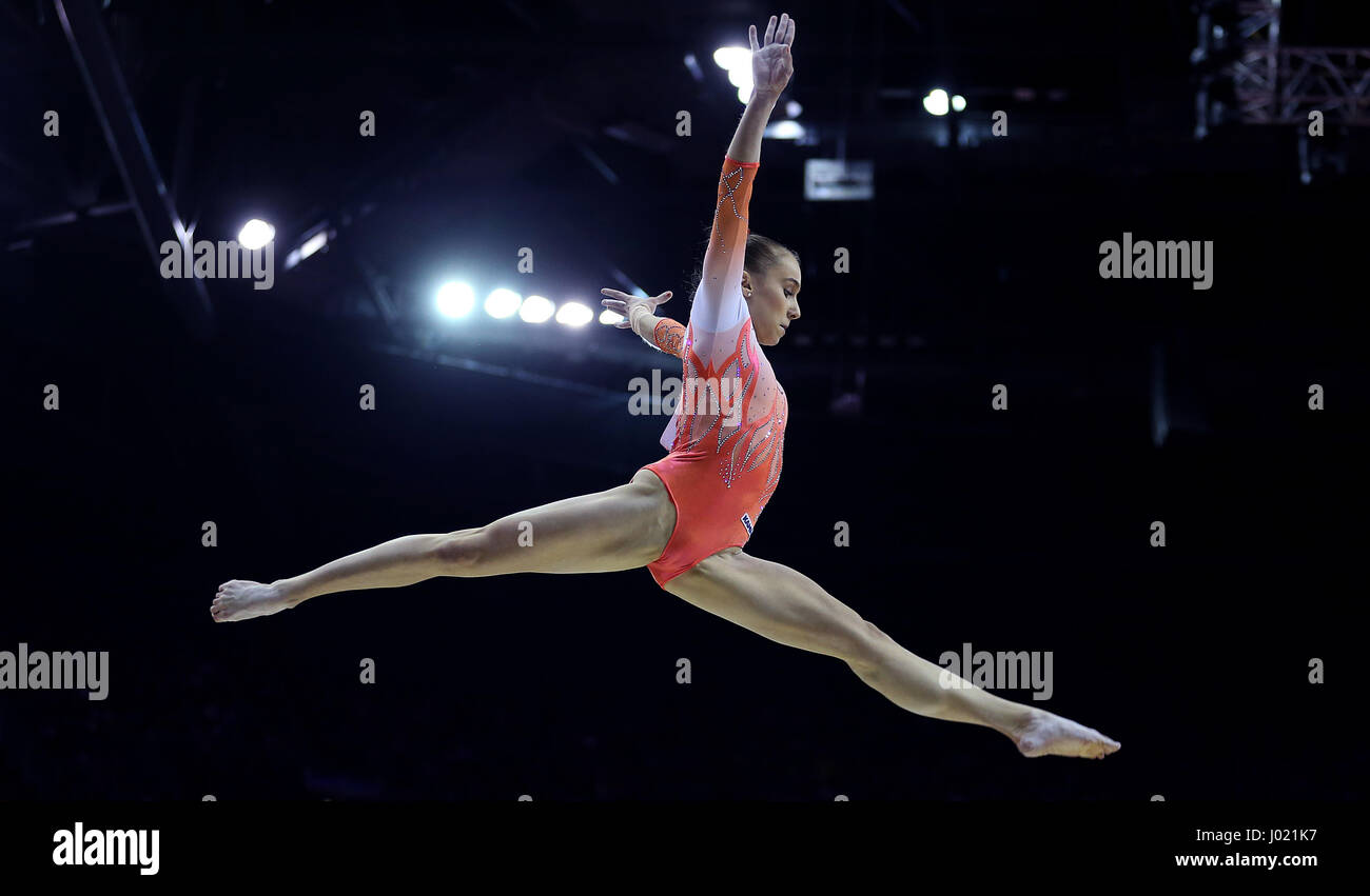 Deutschlands Tabea Alt auf dem Balken während der WM der Gymnastik in der O2 London. Stockfoto