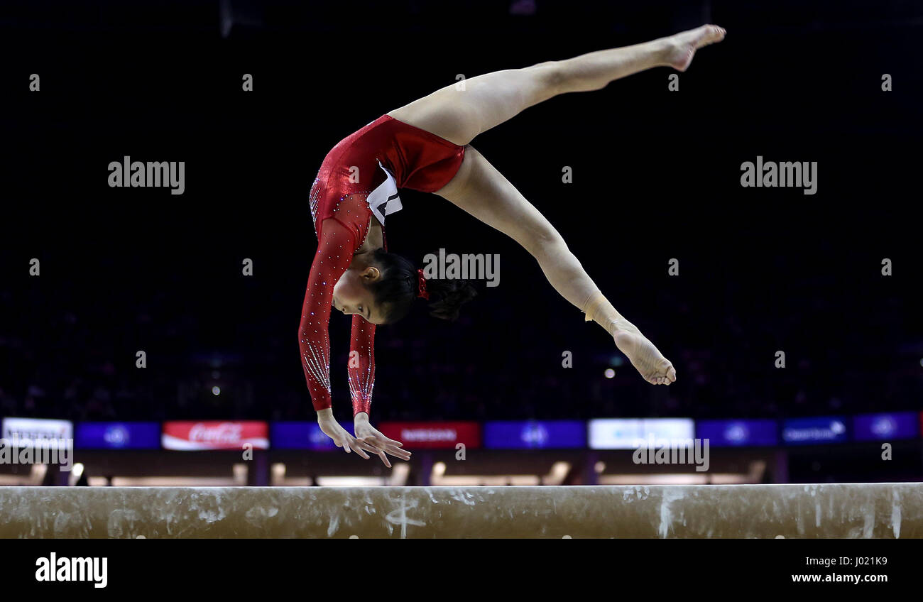 USAS Victoria Nguyen auf dem Balken während der WM der Gymnastik in der O2 London. Stockfoto