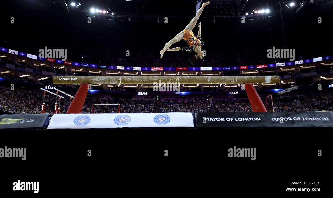 Chinas Liu Jinru auf dem Balken während der WM der Gymnastik in der O2 London. Stockfoto