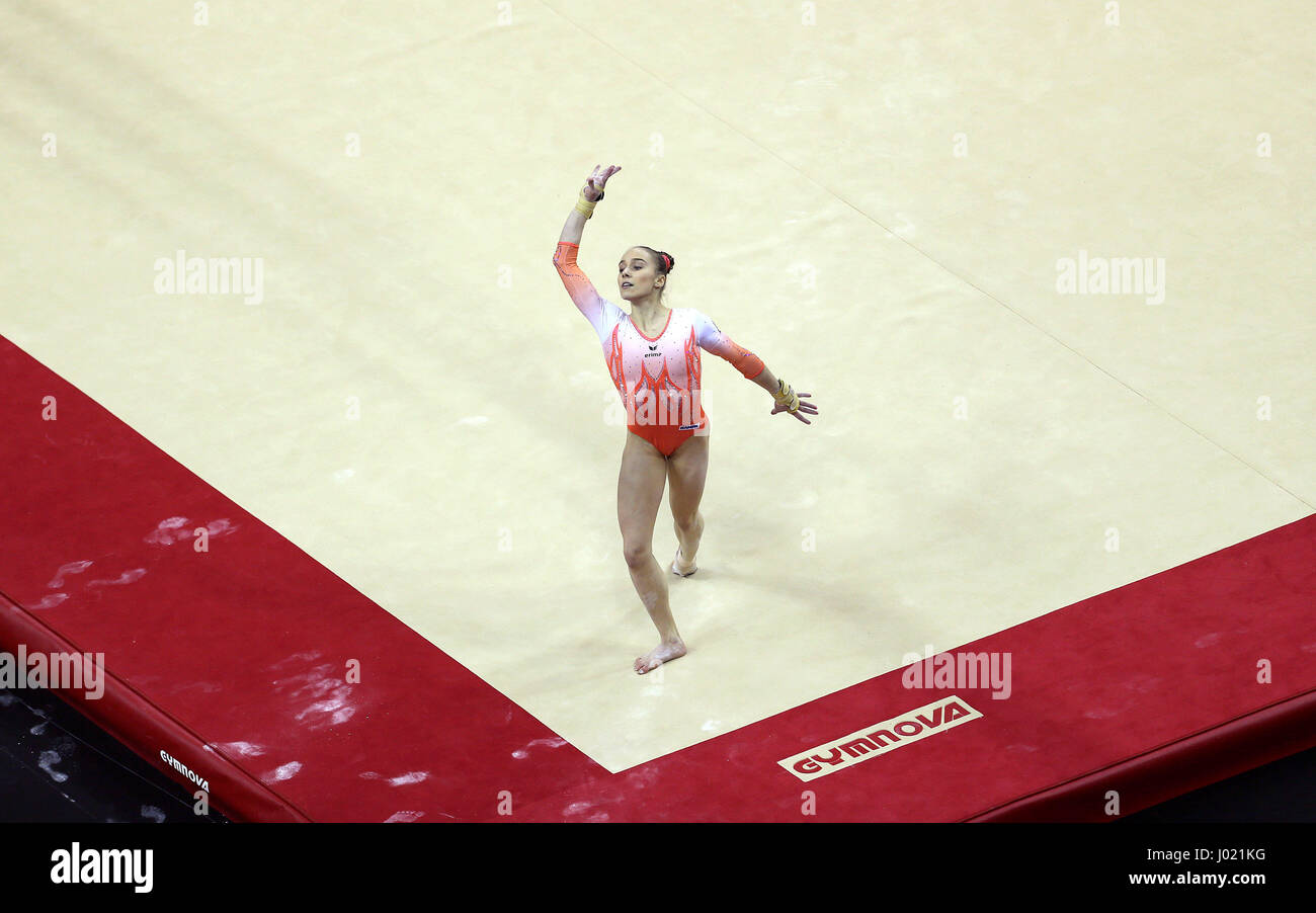 Deutschlands Tabea Alt auf dem Boden während der WM der Gymnastik in der O2 London. Stockfoto