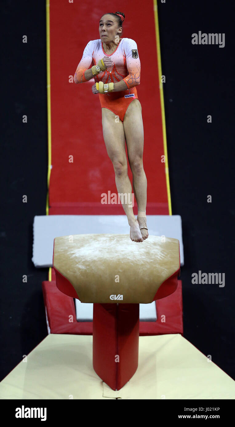 Deutschlands Tabea Alt auf dem Gewölbe während der WM der Gymnastik in der O2 London. Stockfoto