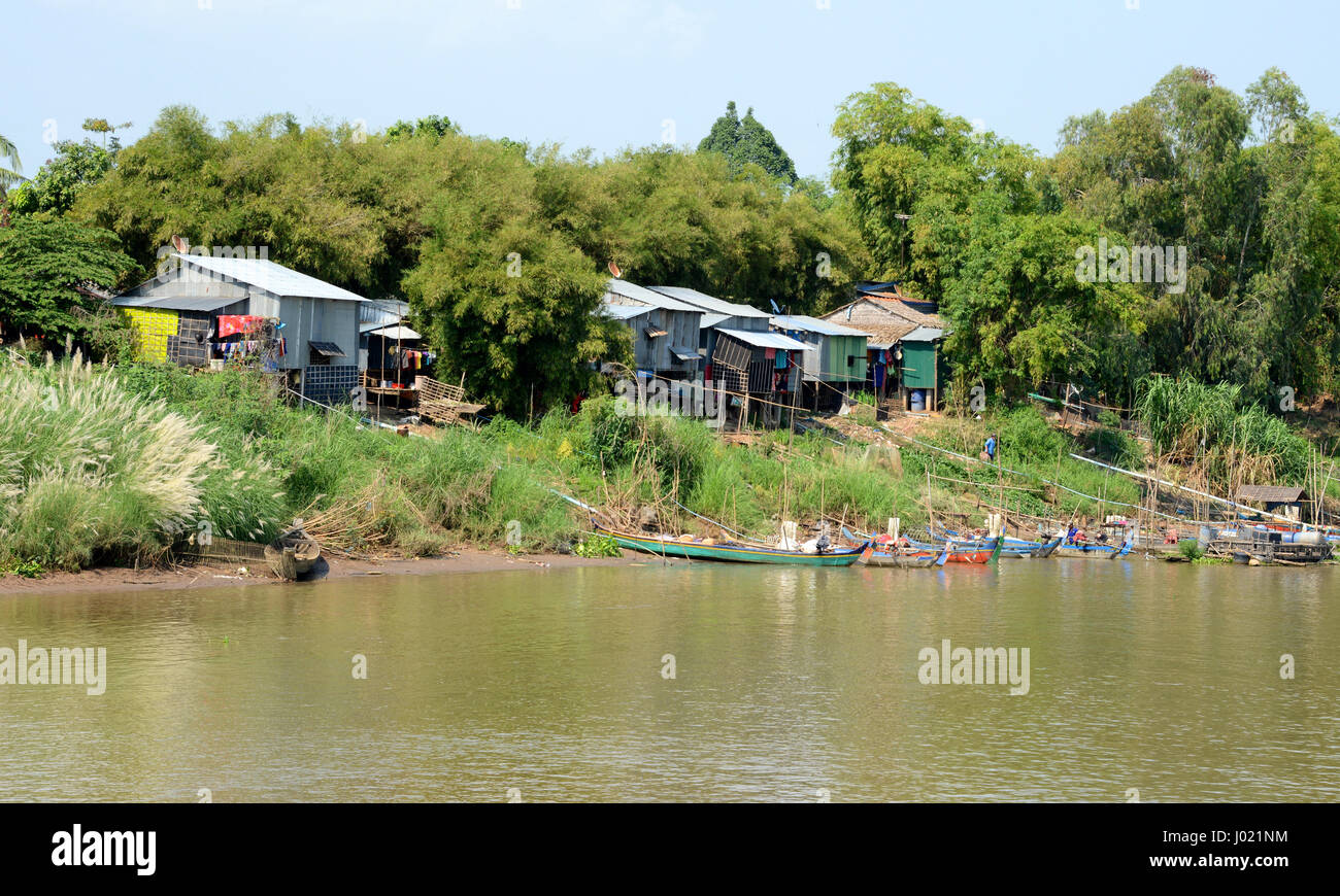 Riverside Häuser auf Stelzen, Mekong River, Kambodscha Stockfoto