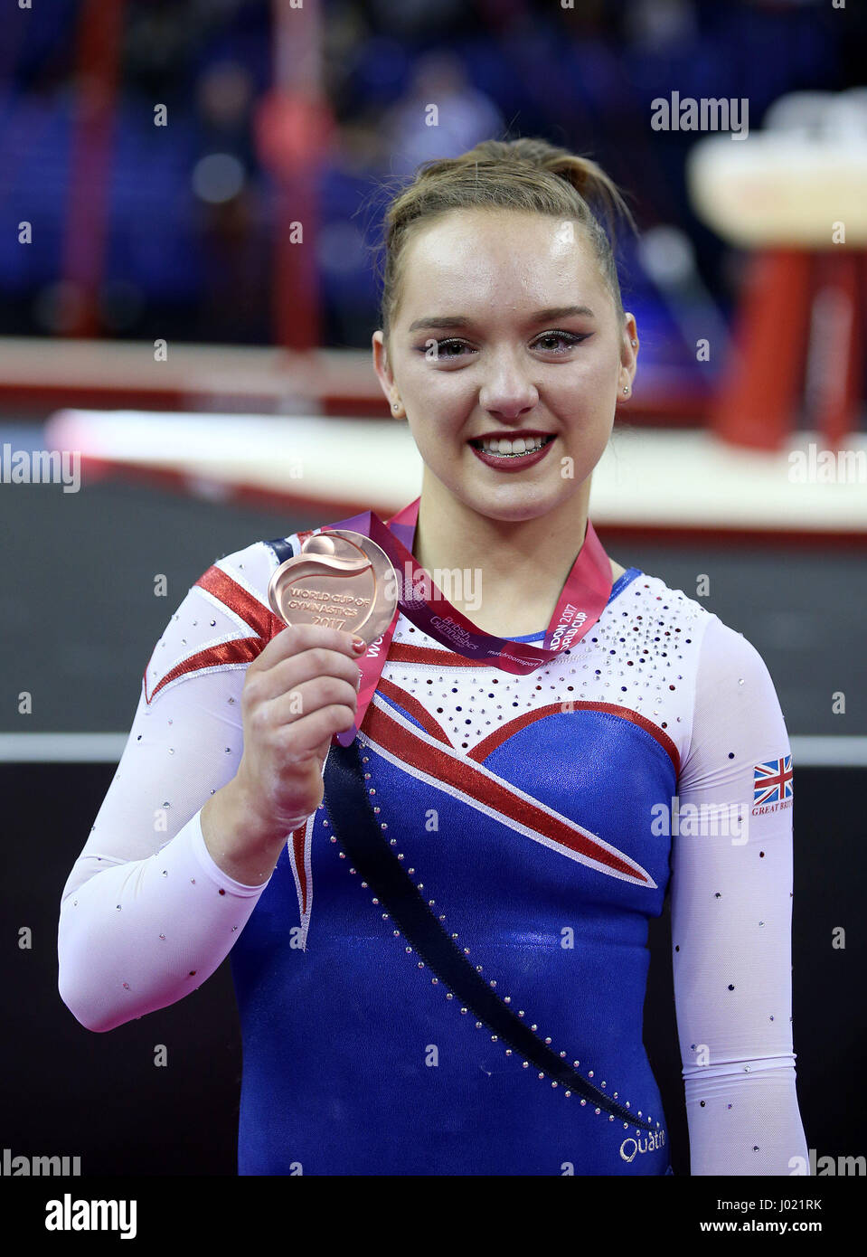 Großbritanniens Amy Tinkler mit ihrer Bronzemedaille nach den Frauen Wettbewerb während der World Cup Gymnastik in The O2, London. Stockfoto