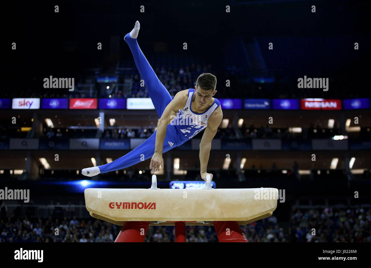 Der Brite Max Whitlock während Ausstellungsdisplay am Pauschenpferd während der World Cup Gymnastik in The O2, London. Stockfoto