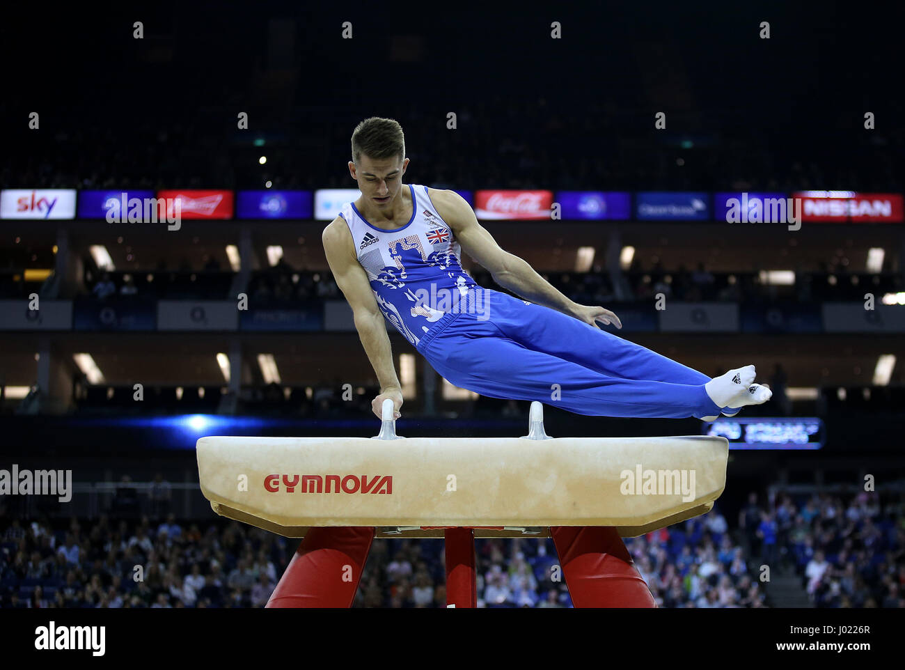 Der Brite Max Whitlock während Ausstellungsdisplay am Pauschenpferd während der World Cup Gymnastik in The O2, London. Stockfoto