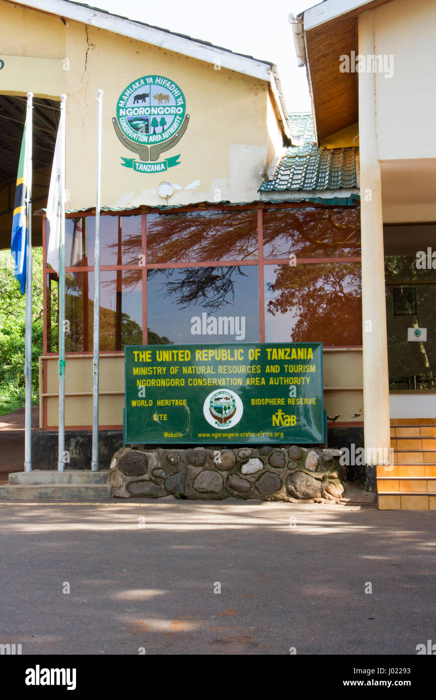 Ngorongoro Conservation Area, Tansania - 8. März 2017: Eingang Zeichen für Ngorongoro Conservation Area, Tansania, Afrika. Stockfoto