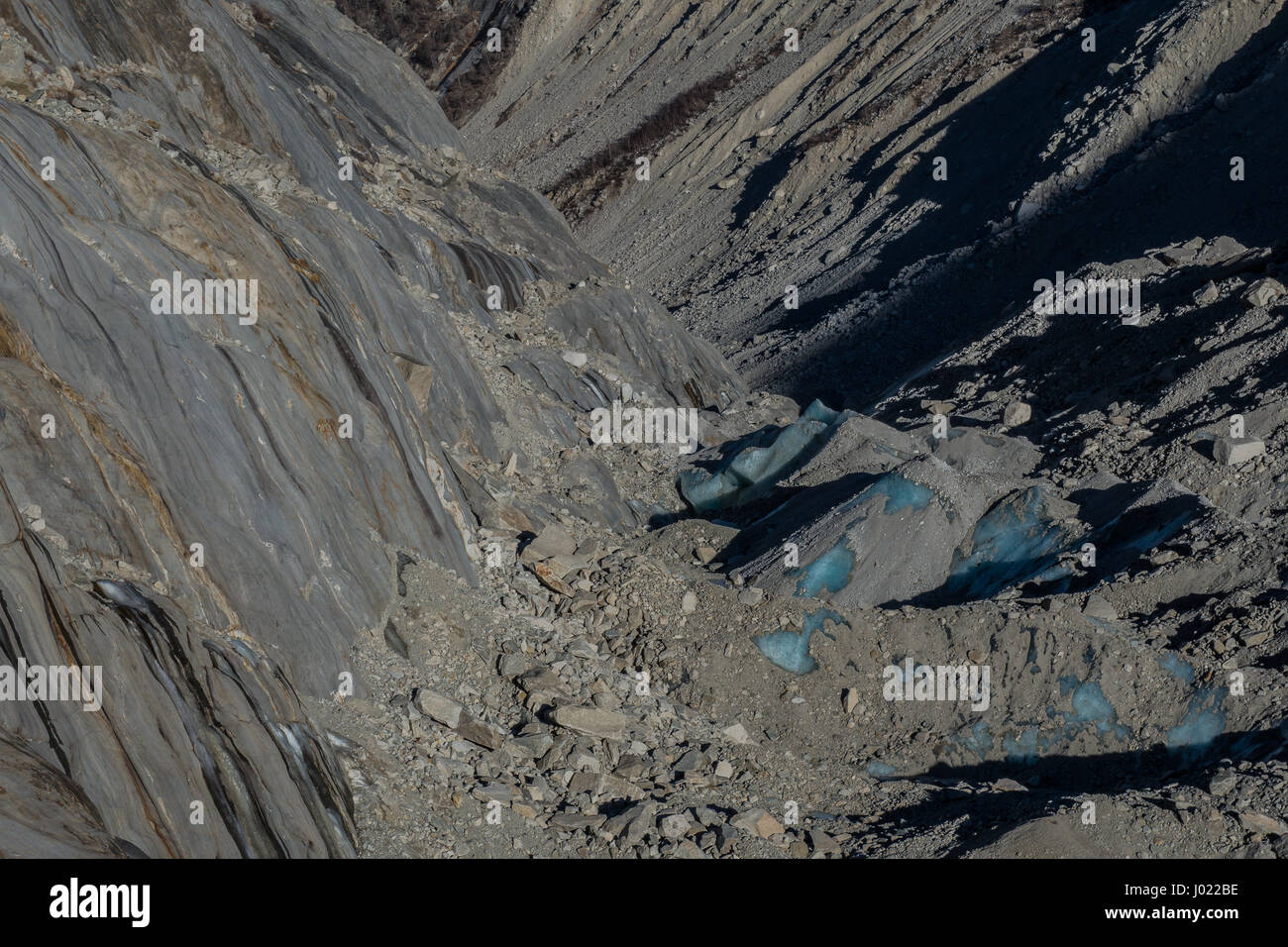 Gletscher mit Eisblöcke teilweise fallenden Felsen Kies und Schmutz in einer Schlucht am Ende des Mer de Glace in Chamonix Frankreich Stockfoto