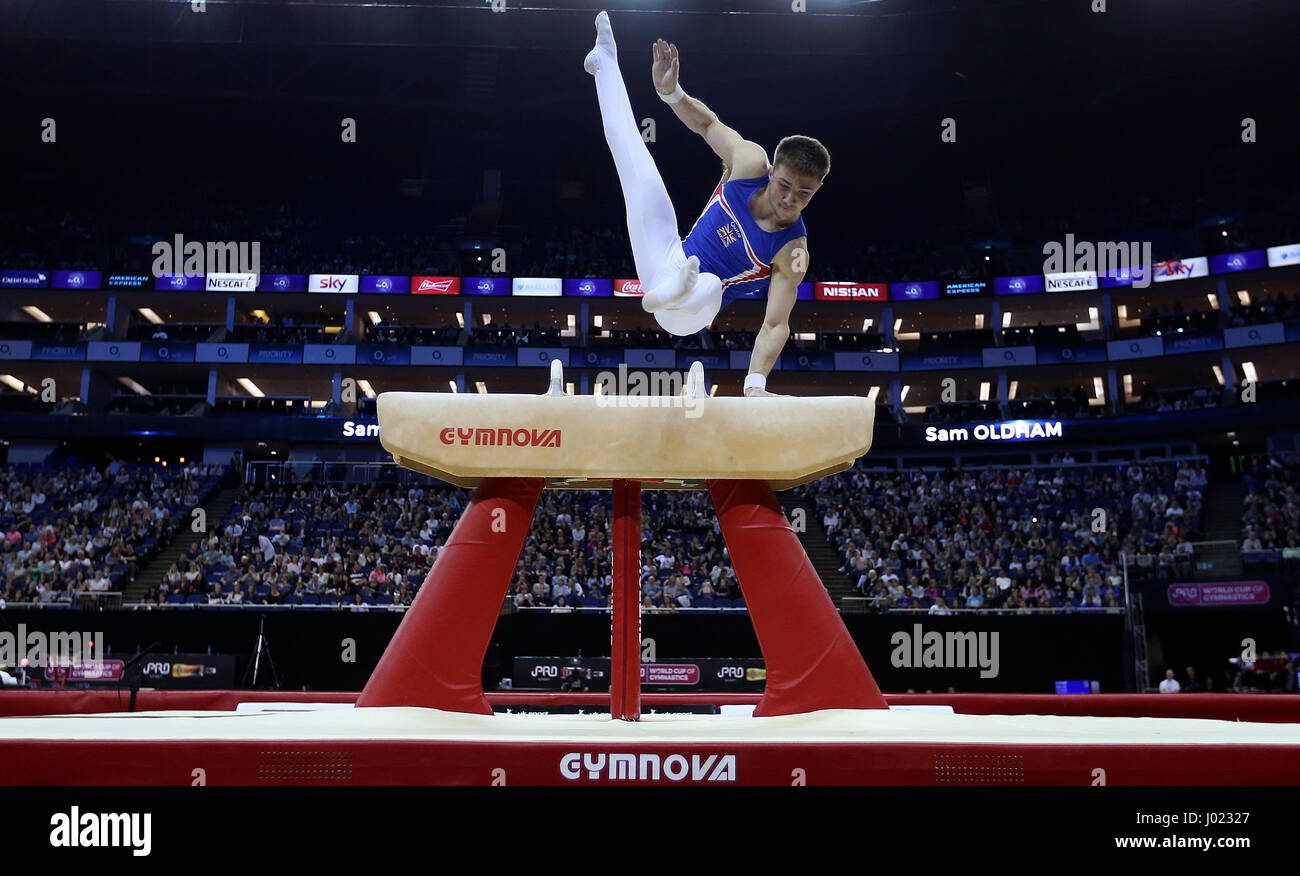 Der britische Sam Oldham auf dem Pommel Horse während der WM der Gymnastik im O2, London. Stockfoto