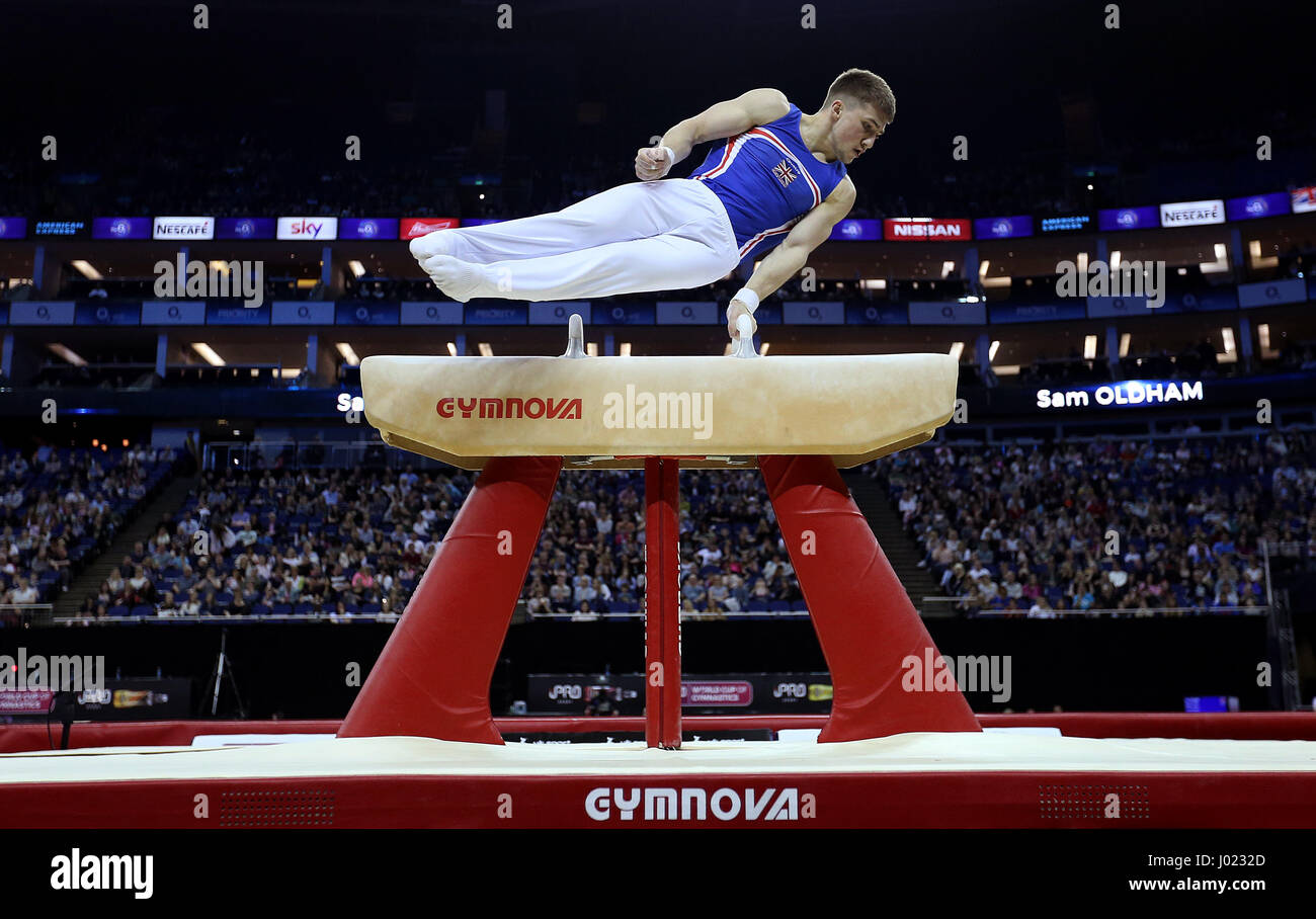 Große BritainÕs Sam Oldham am Pauschenpferd während der WM der Gymnastik in der O2 London. Stockfoto