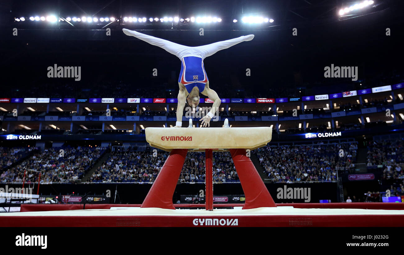 Der britische Sam Oldham auf dem Pommel Horse während der WM der Gymnastik im O2, London. Stockfoto