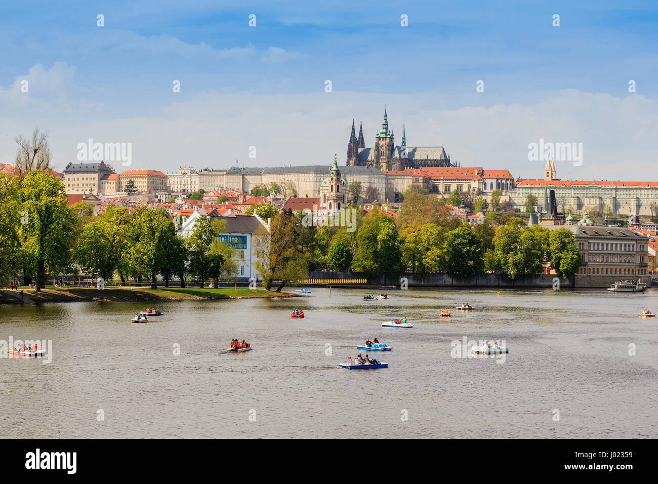 Blick auf die Stadt Prag in der Tschechischen Republik mit farbenfrohen Tretboote auf dem Fluss Vltava an einem schönen Tag (Tschechien) Stockfoto