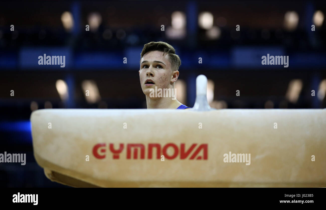 Großbritanniens Brinn Bevan auf dem Pommel Horse während der WM der Gymnastik im O2, London. Stockfoto