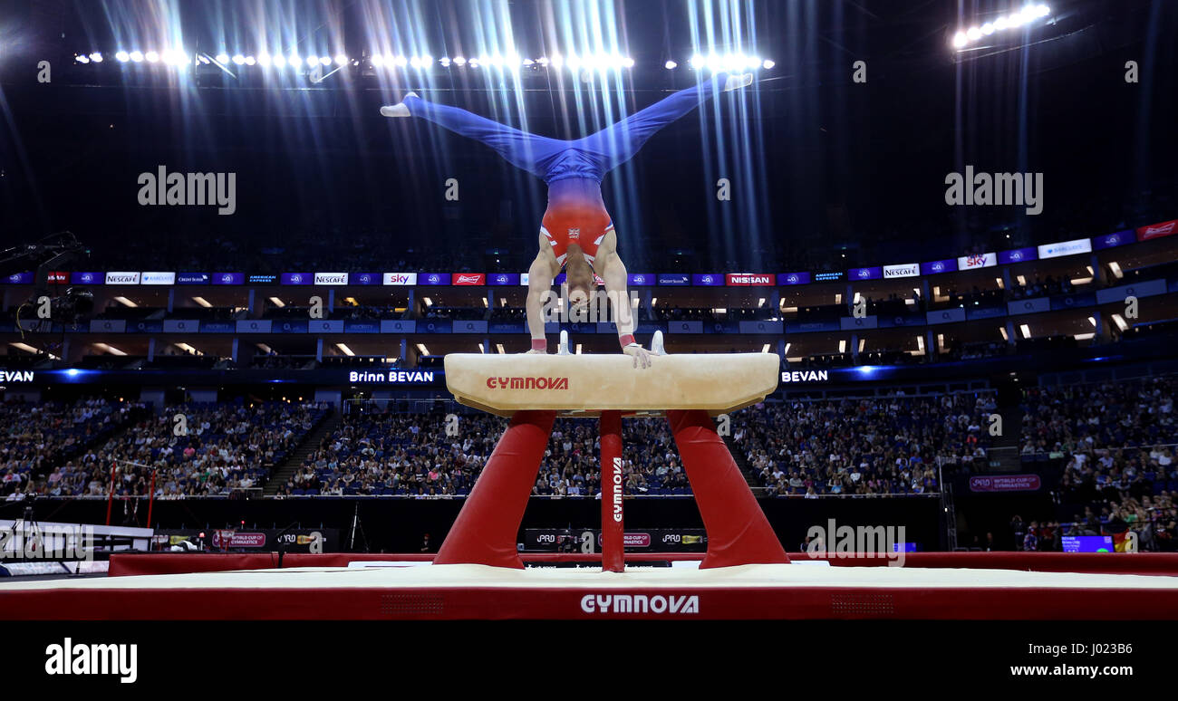 Großbritanniens Brinn Bevan auf dem Pommel Horse während der WM der Gymnastik im O2, London. Stockfoto