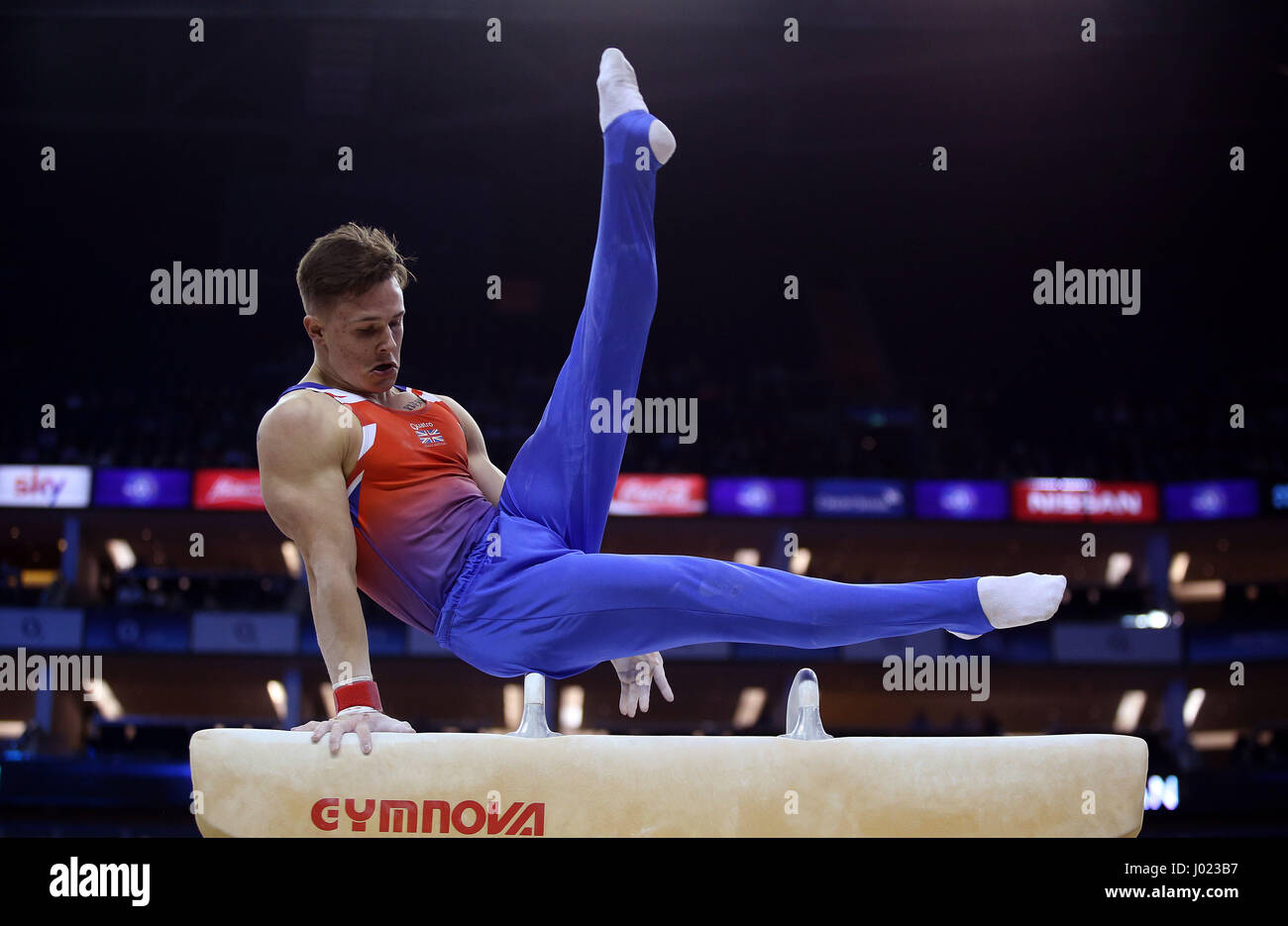 Große BritainÕs Brinn Bevan am Pauschenpferd während der WM der Gymnastik in der O2 London. Stockfoto