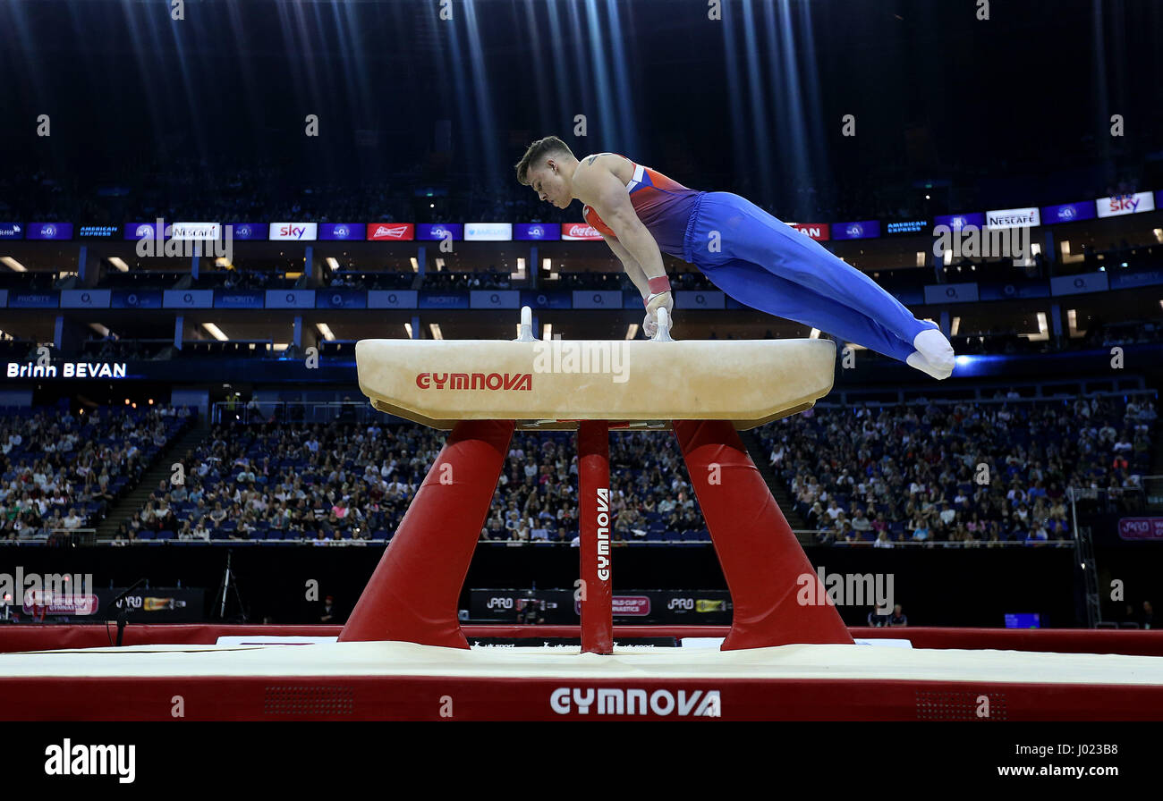 Großbritanniens Brinn Bevan auf dem Pommel Horse während der WM der Gymnastik im O2, London. Stockfoto