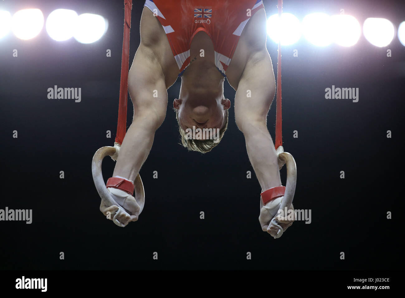 Große BritainÕs Brinn Bevan an den Ringen während der WM der Gymnastik in der O2 London. Stockfoto