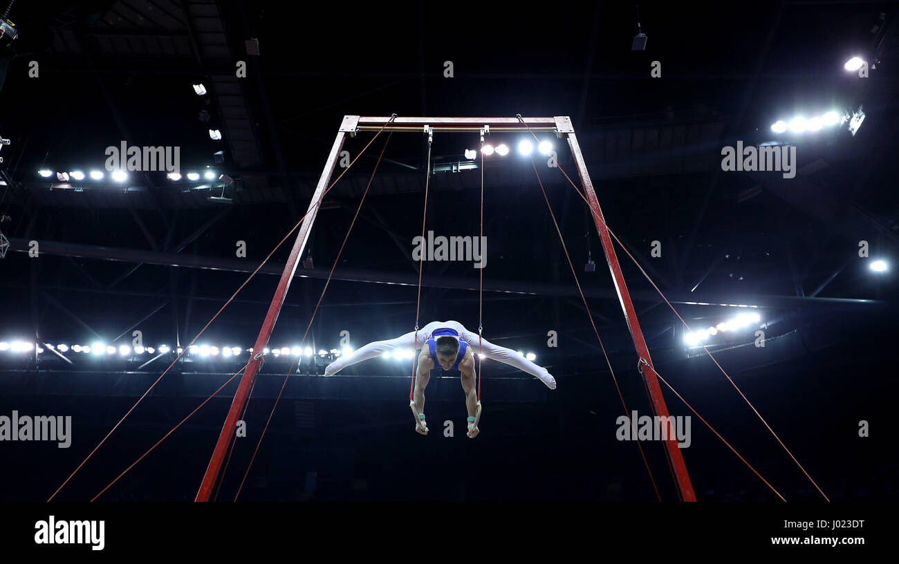 Großbritanniens Sam Oldham über die Ringe während der WM der Gymnastik im O2, London. Stockfoto