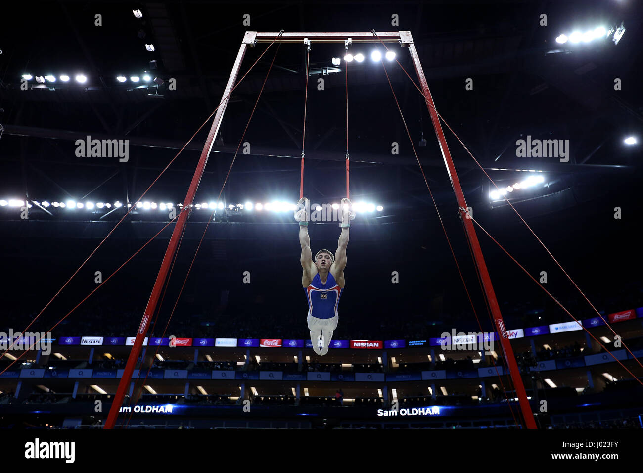 Großbritanniens Sam Oldham über die Ringe während der WM der Gymnastik im O2, London. Stockfoto