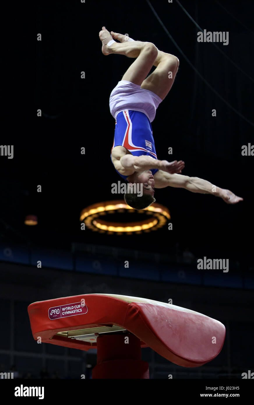 Der Brite Sam Oldham auf dem Gewölbe während der WM der Gymnastik in der O2 London. Stockfoto
