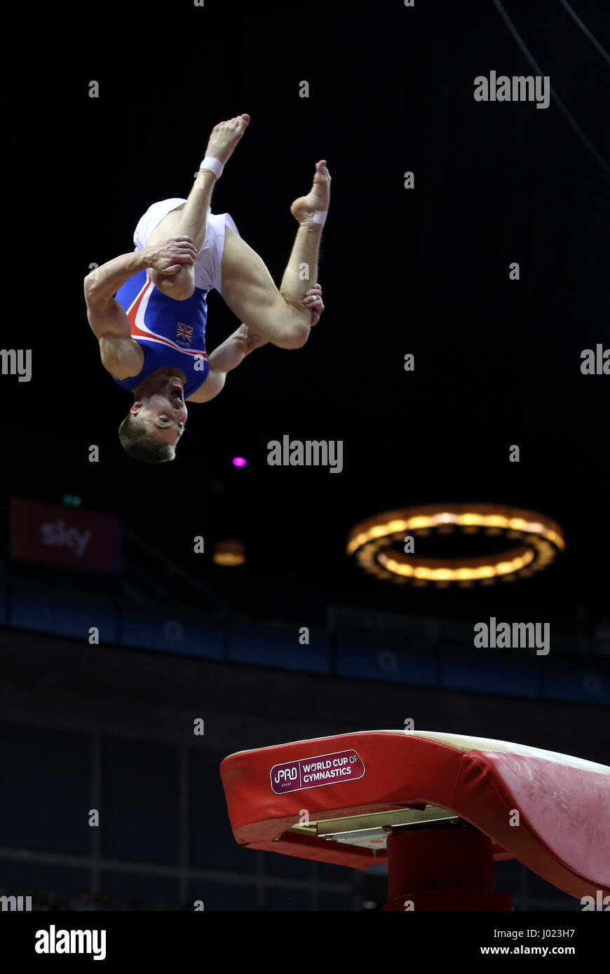 Der Brite Sam Oldham auf dem Gewölbe während der WM der Gymnastik in der O2 London. Stockfoto