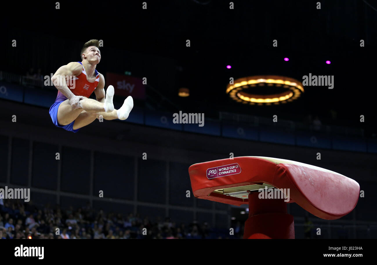 Großbritanniens Brinn Bevan im Gewölbe während der WM der Gymnastik in der O2 London. Stockfoto