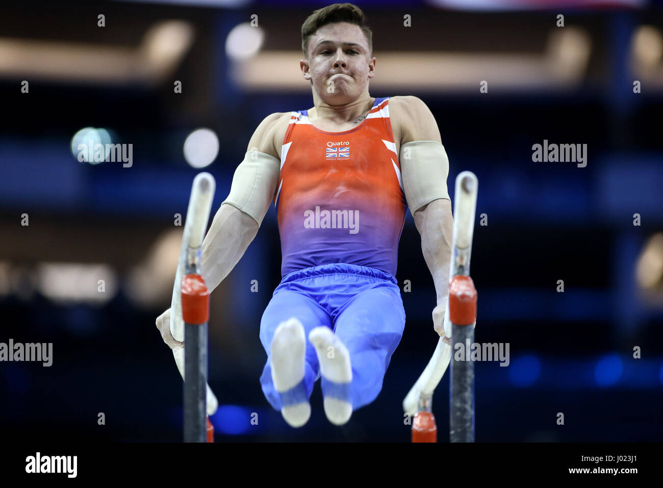 Großbritanniens Brinn Bevan konkurriert am Barren während der World Cup Gymnastik in The O2, London. Stockfoto