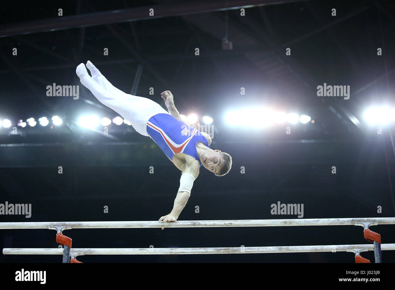 Der Brite Sam Oldham konkurriert am Barren während der World Cup Gymnastik in The O2, London. Stockfoto