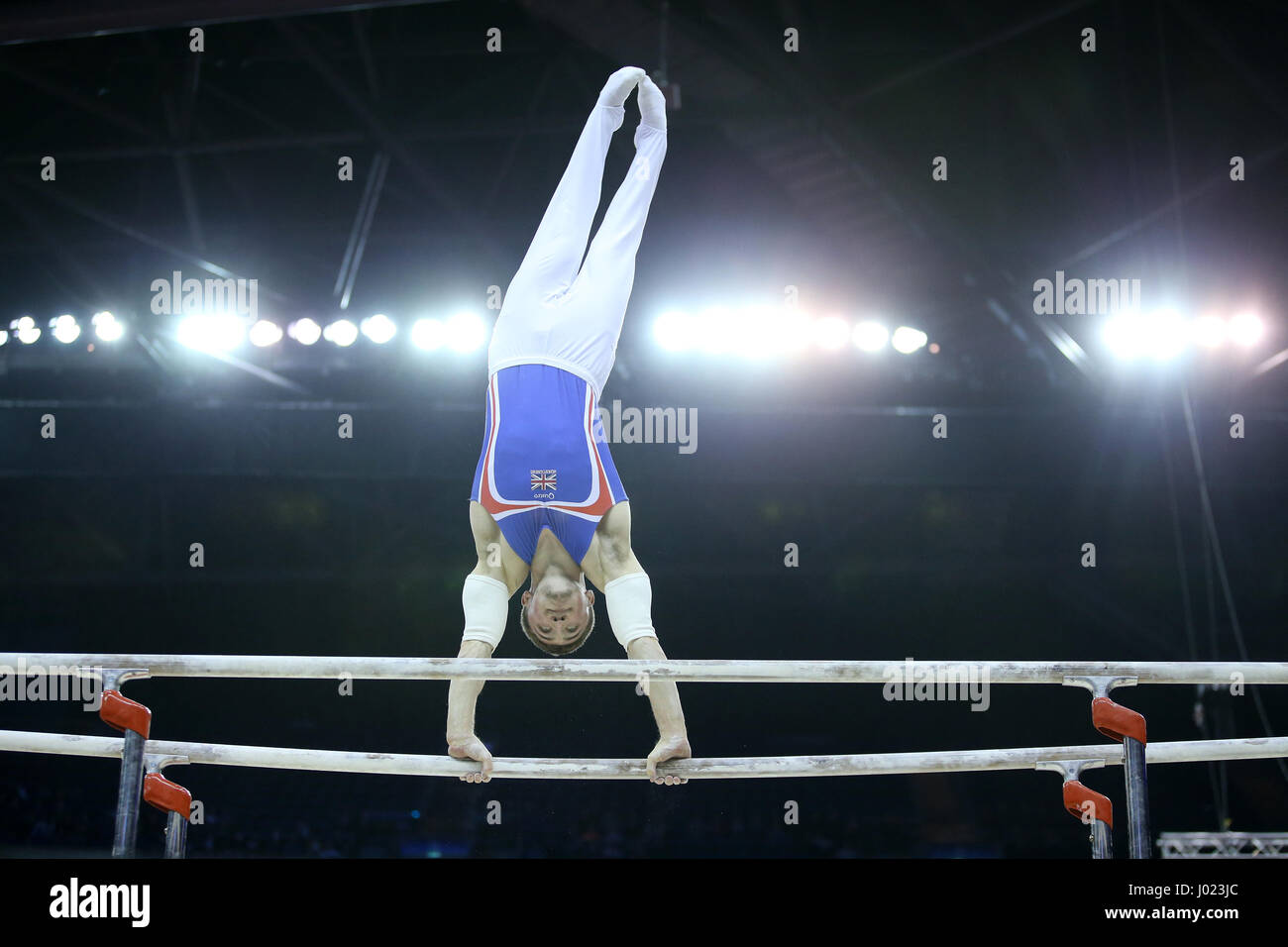 Der Brite Sam Oldham konkurriert am Barren während der World Cup Gymnastik in The O2, London. Stockfoto