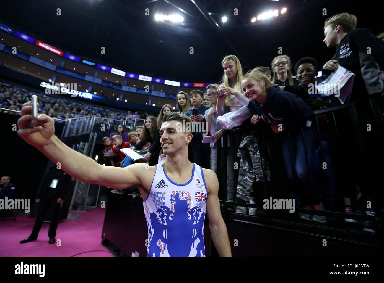 Max Whitlock findet ein Selbstporträt mit Fans während der World Cup Gymnastik in The O2, London. Stockfoto