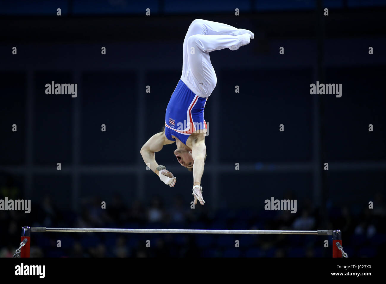 Der Brite Sam Oldham konkurriert in der horizontalen Leiste während der World Cup Gymnastik in The O2, London. Stockfoto