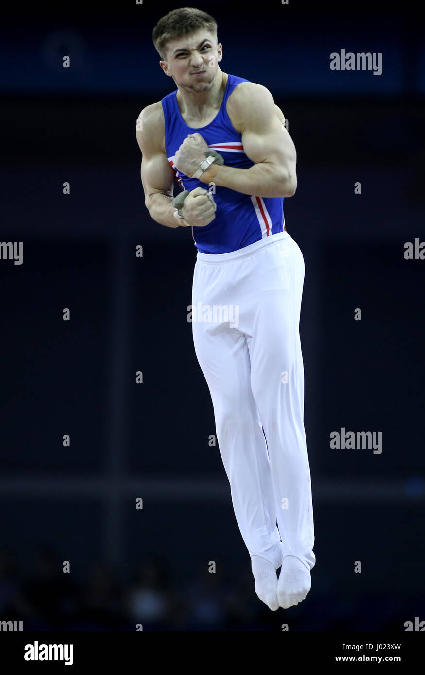 Der Brite Sam Oldham konkurriert in der horizontalen Leiste während der World Cup Gymnastik in The O2, London. Stockfoto