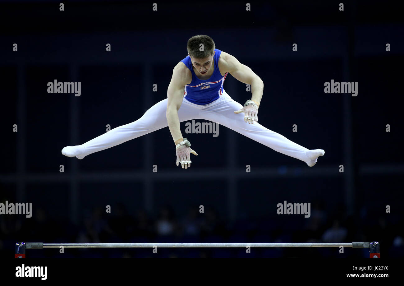 Der Brite Sam Oldham konkurriert in der horizontalen Leiste während der World Cup Gymnastik in The O2, London. Stockfoto