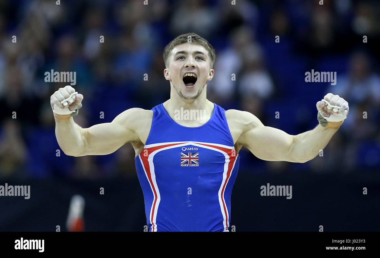 Der Brite Sam Oldham feiert nach dem Wettkampf in der horizontalen Leiste während der World Cup Gymnastik in The O2, London. Stockfoto
