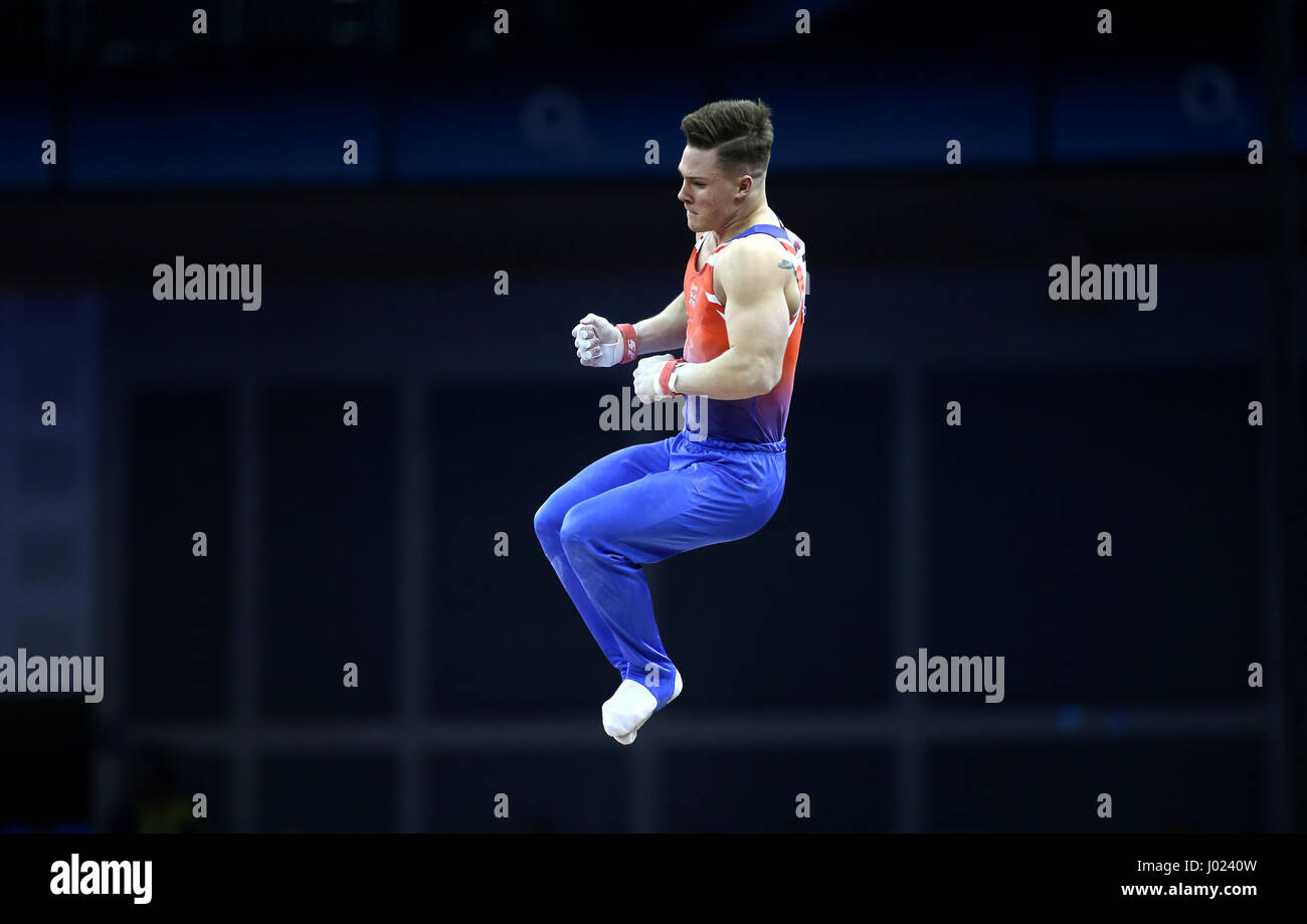 Großbritanniens Brinn Bevan konkurriert in der horizontalen Leiste während der World Cup Gymnastik in The O2, London. Stockfoto