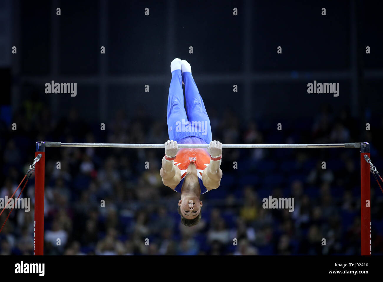 Großbritanniens Brinn Bevan konkurriert in der horizontalen Leiste während der World Cup Gymnastik in The O2, London. Stockfoto