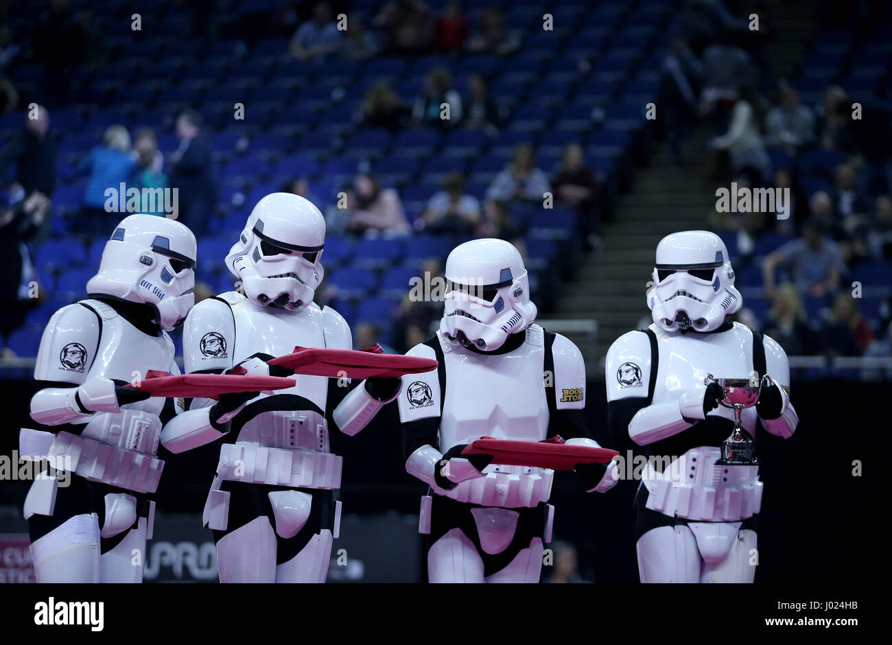 Star Wars Sturmtruppen während der Medaillen Zeremonien während der World Cup Gymnastik in The O2, London. PRESSEVERBAND Foto. Bild Datum: Samstag, 8. April 2017. Bildnachweis sollte lauten: Steven Paston/PA Wire. Einschränkungen: Editorial Gebrauch, nicht für kommerzielle Zwecke ohne vorherige Genehmigung. Stockfoto