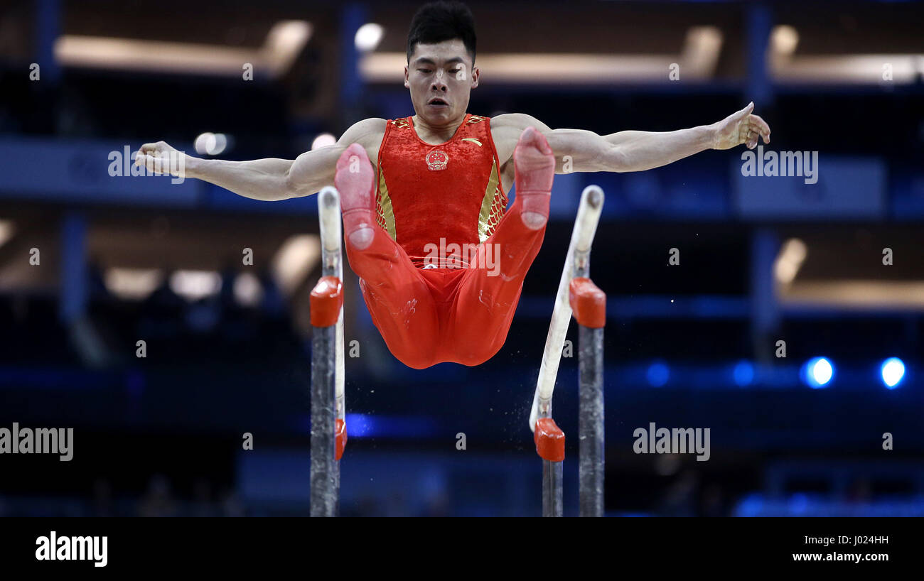 Der chinesische Jianlin Luo tritt während der WM der Gymnastik bei der O2, London, an den parallelen Bars an. DRÜCKEN SIE VERBANDSFOTO. Bilddatum: Samstag, 8. April 2017. Bildnachweis sollte lauten: Steven Paston/PA Wire. . Stockfoto