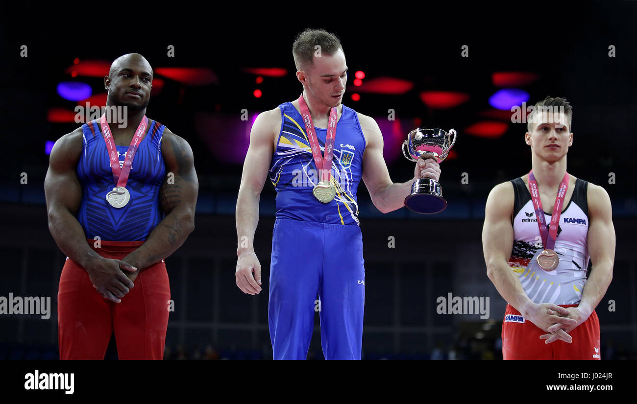 (Links-rechts) Bronzemedaillengewinnerin der USA Donnell Whittenburg, Goldmedaillengewinnerin der Ukraine Oleg Verniaiev und Silbermedaillengewinnerin Deutschlands Lukas Dauser auf dem Podium während der WM der Gymnastik bei der O2, London. Stockfoto